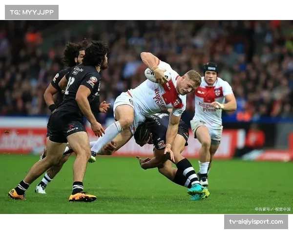 特写：恩波利小将打入意甲处子球后，与教练席进行复杂的战术手势交流